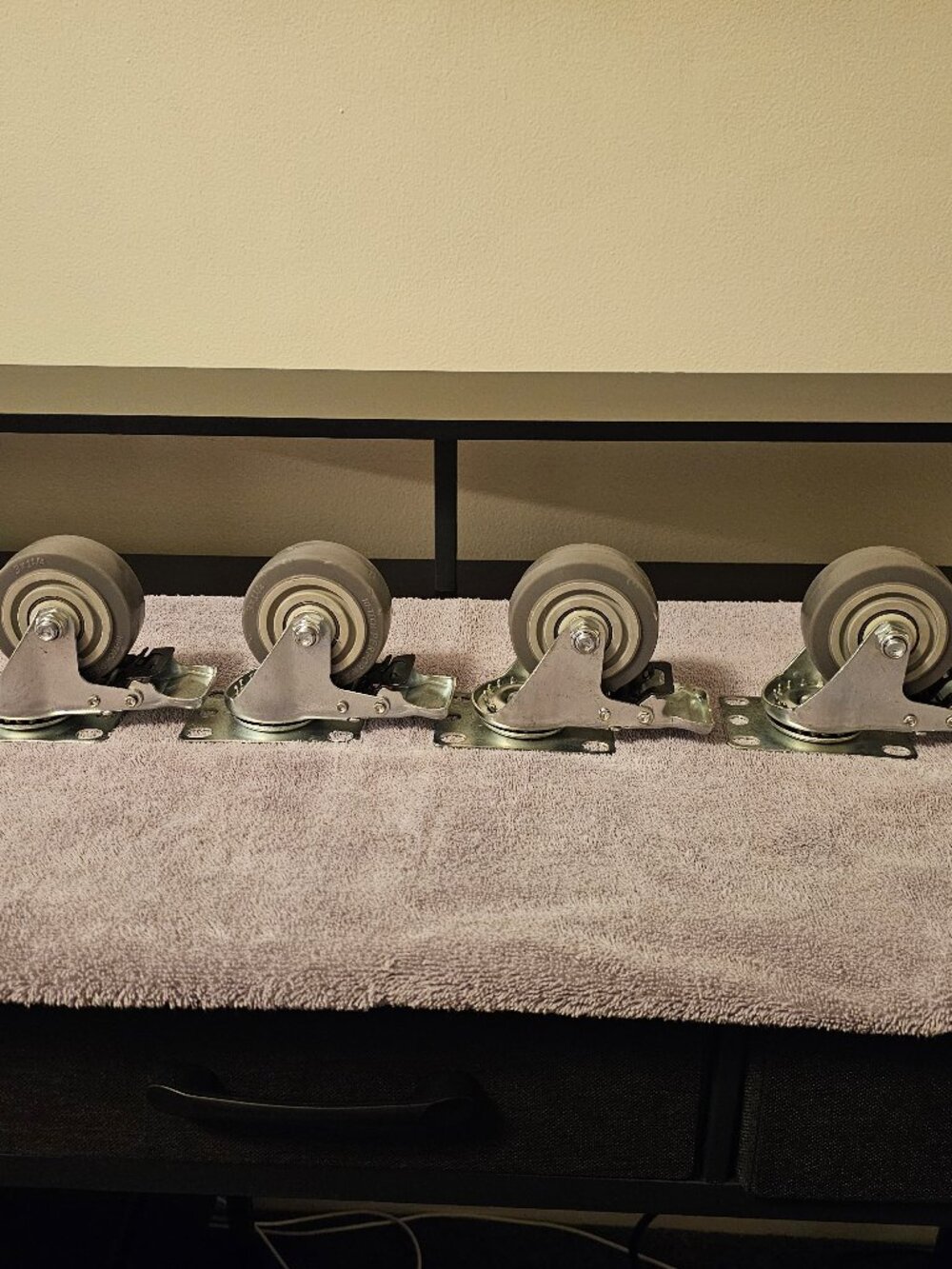 Hi-tec performa - ZX 3 x 1 1/4 gray wheels swvel set of 4
